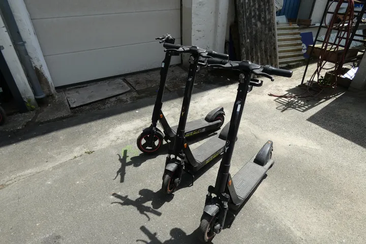 3x OKAI ES400A Profi E-Scooter